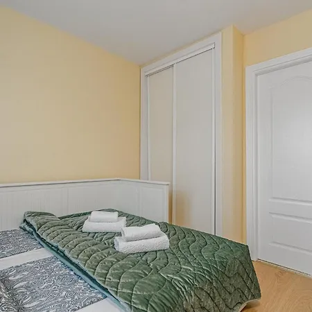 Апартаменти Red Large Family Apartment, Three Floors, 10 Guests *