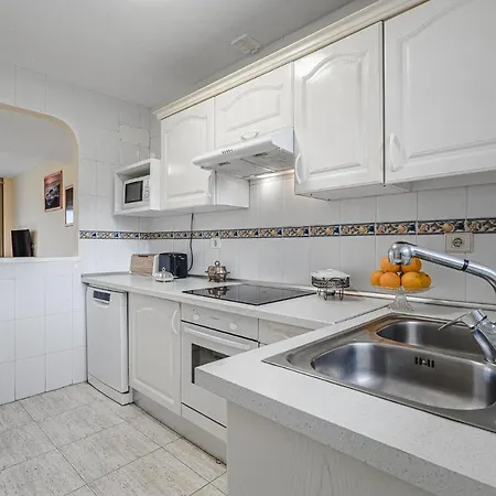 Апартаменти Red Large Family Apartment, Three Floors, 10 Guests *