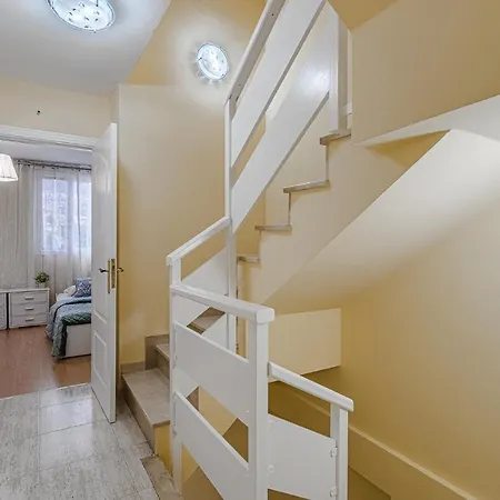 Red Large Family Apartment, Three Floors, 10 Guests Апартаменти
