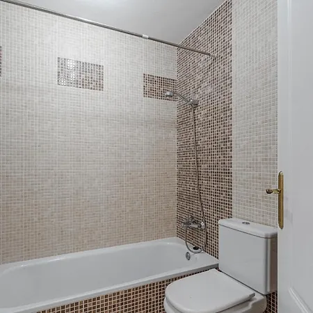Red Large Family Apartment, Three Floors, 10 Guests Апартаменти Адехе