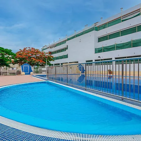 Апартаменти Red Large Family Apartment, Three Floors, 10 Guests
